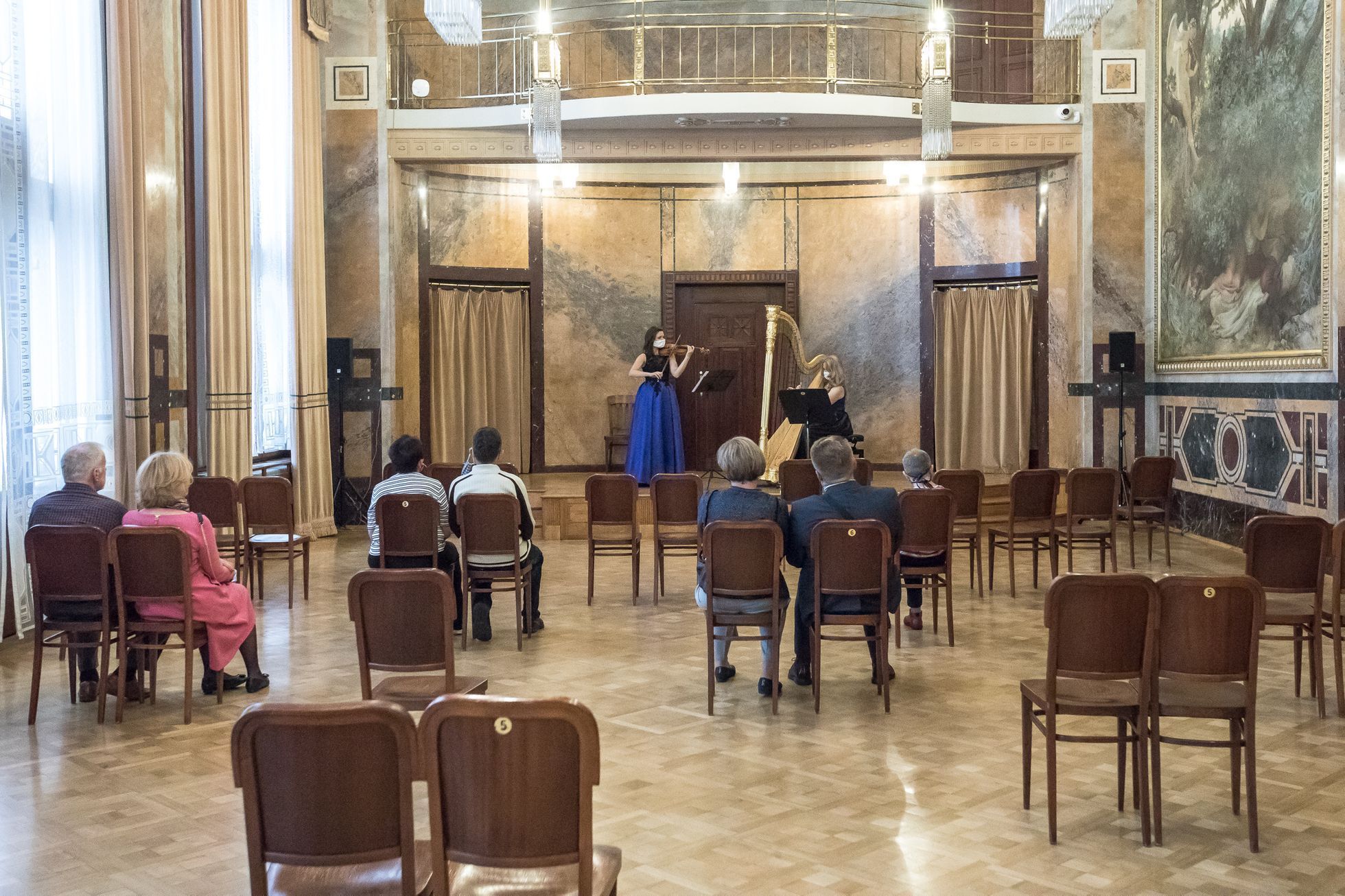 Symfonický orchestr Prahy FOK, koncert Obecní dům, Roušky se odkládají, salónky ožívají