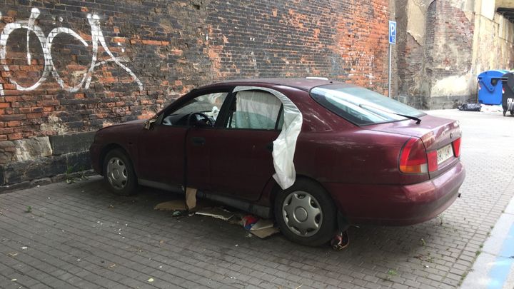 Nechat odtáhnout opuštěná auta z veřejných komunikací má být od dubna snazší