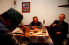 V garáži, která slouží jako improvizovaná hospůdka, tráví místní muži čas popíjením pálenky pod generálovým portrétem. (Na snímku uprostřed je bratranec Dusko Mladić.)