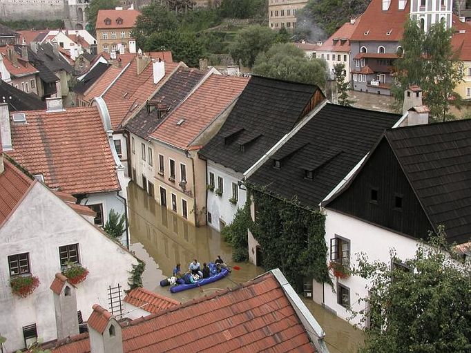 Člun se záchranáři v zatopené části Českého Krumlova