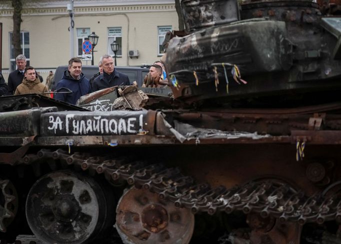 Generální tajemník NATO Jens Stoltenberg si prohlíží v Kyjevě ruský tank.