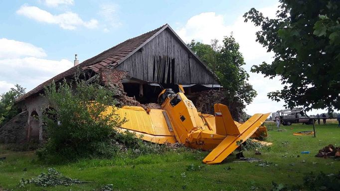 Letadlo, které havarovalo na Havlíčkobrodsku a narazilo do hospodářské budovy.