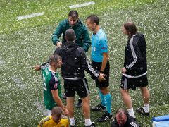 Euro 2016 Severní Irsko-Ukrajina: rozhodčí Pavel Královec přerušil zápas kvůli kroupám