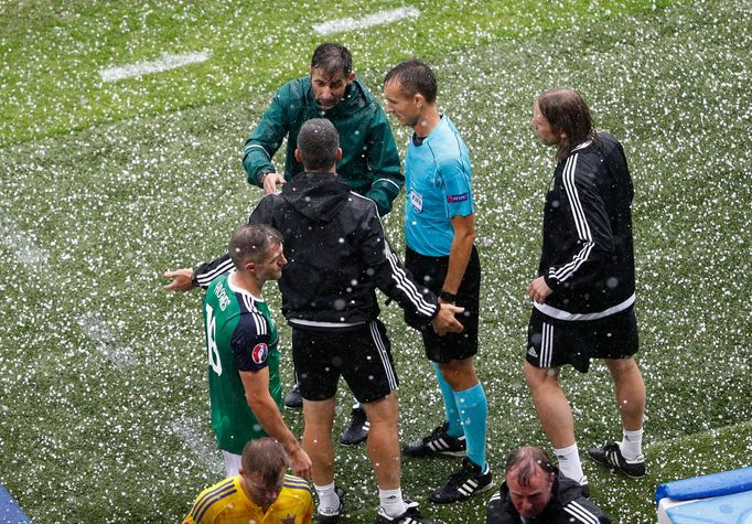 Euro 2016 Severní Irsko-Ukrajina: rozhodčí Pavel Královec přerušil zápas kvůli kroupám