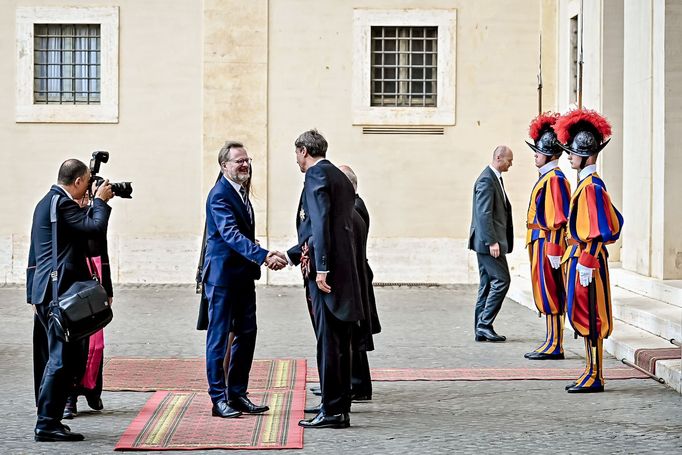 Premiér Petr Fiala po příjezdu na audienci u papeže Františka.