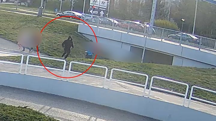 S kuklou na hlavě přepadl matku s dítětem. Kriminalisté hledají i odvážného zachránce; Zdroj foto: Policie České republiky – KŘP hlavního města Prahy