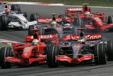 Fernando Alonso s McLarenem (vpravo) se pokusil hend po startu Velké ceny Španělska z aútočit na vedoucího Felipe MAssu s Ferrari.