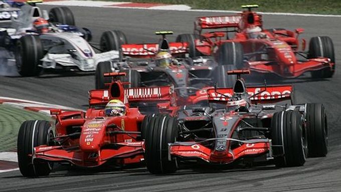 Fernando Alonso s McLarenem (vpravo) se pokusil hend po startu Velké ceny Španělska z aútočit na vedoucího Felipe MAssu s Ferrari.