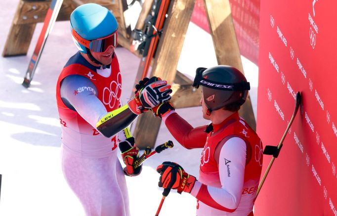 Ryan Cochran-Siegle a Matthias Mayer v cíli Super-G.