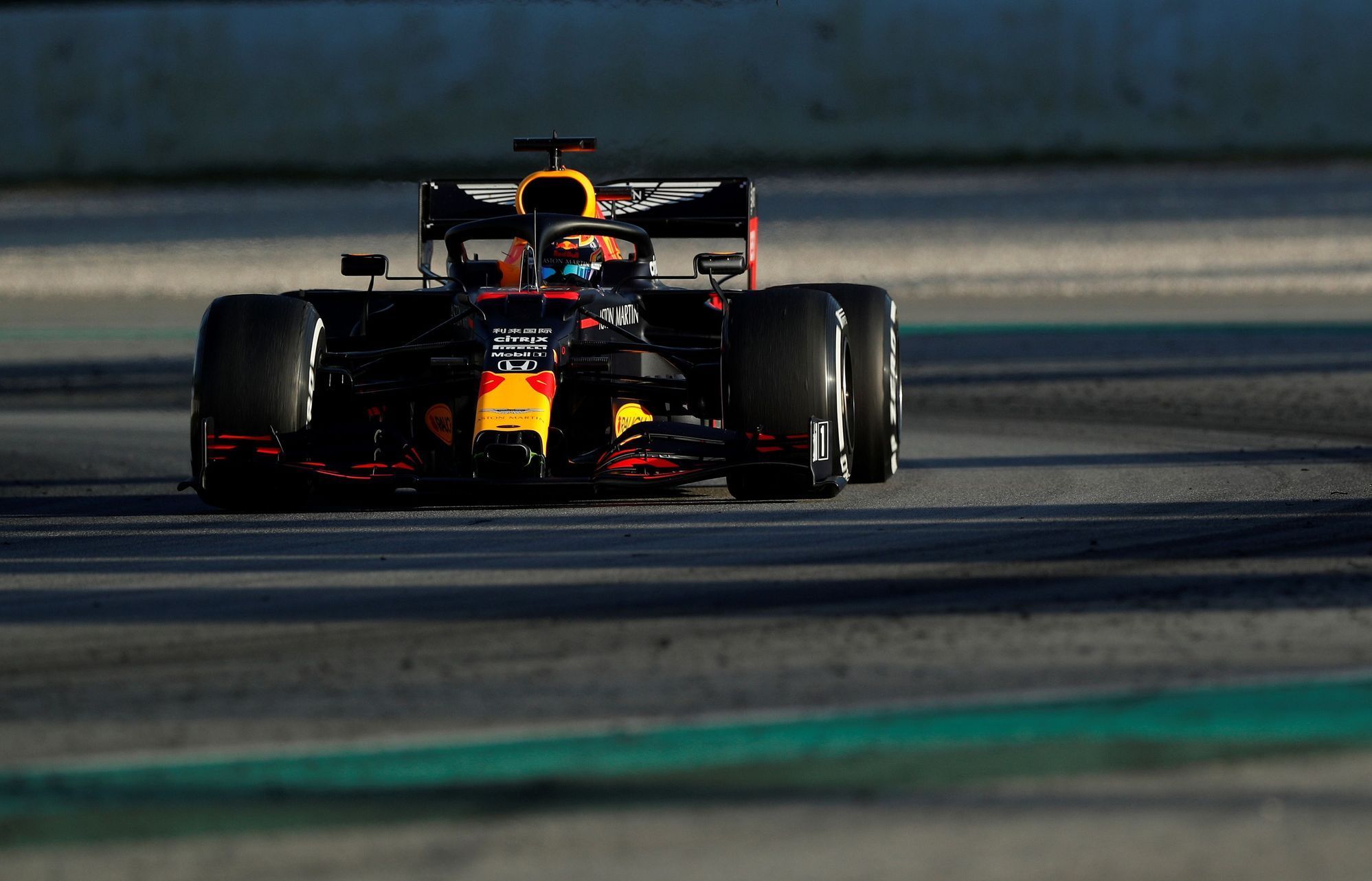 Alexander Albon v Red Bullu při prvních testech F1 v Barceloně 2020