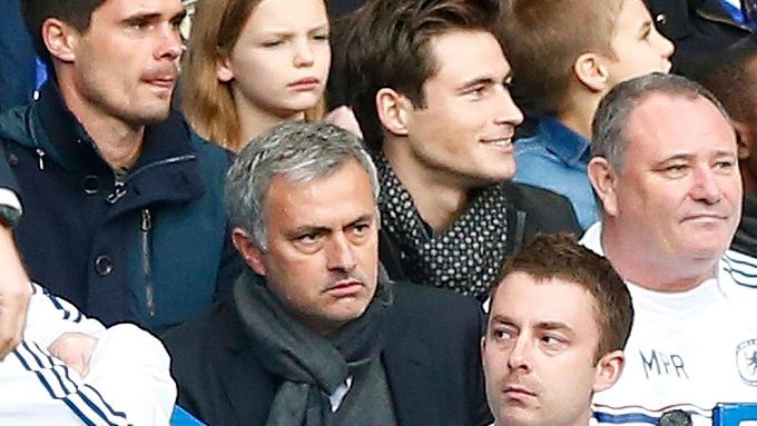 José Mourinho mezi fanoušky Chelsea při zápase s Cardiffem