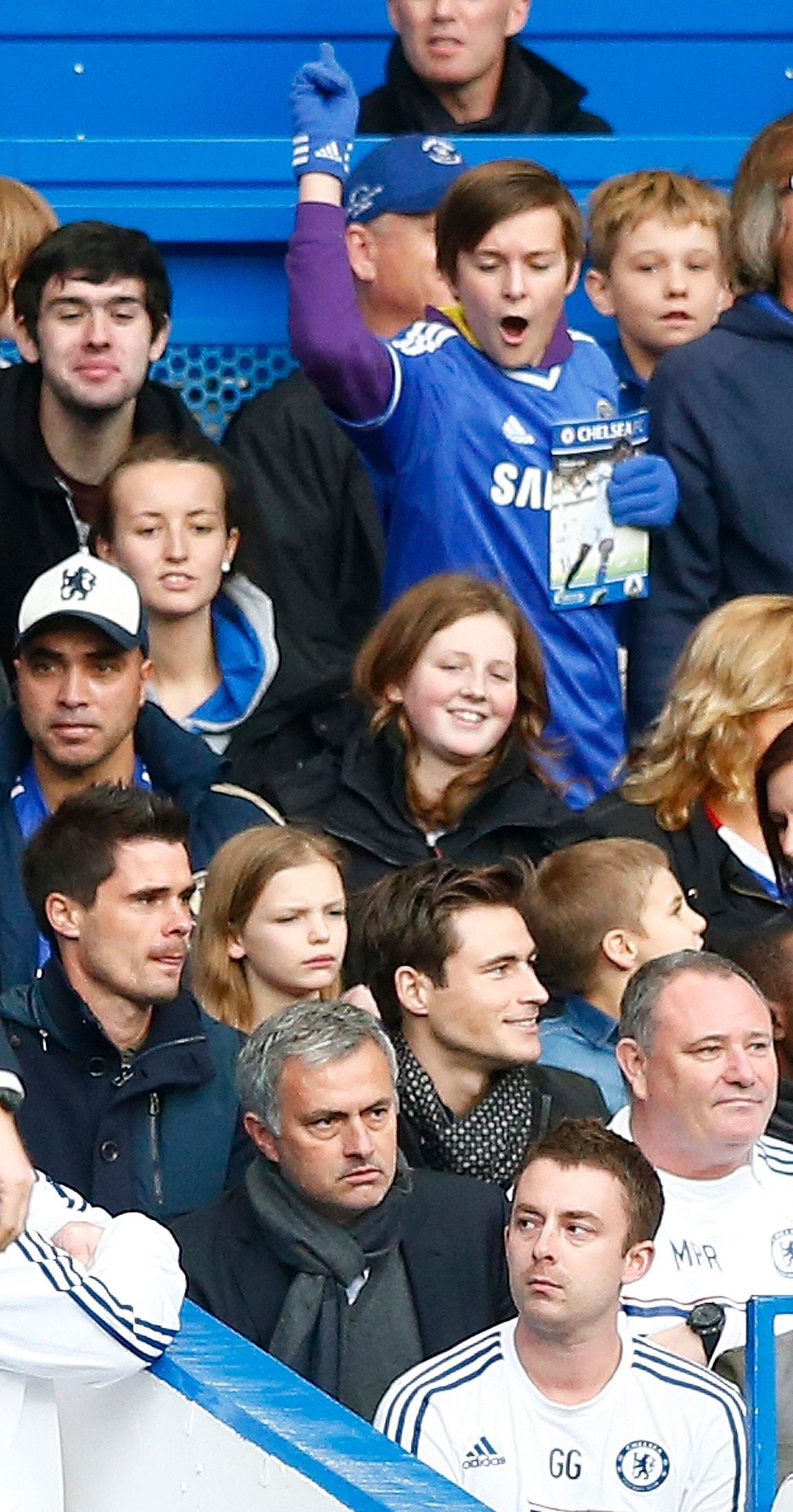 José Mourinho mezi fanoušky Chelsea při zápase s Cardiffem
