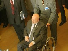Poslance Pateru z ODS museli na ustavující schůzi přivést na vozíku.