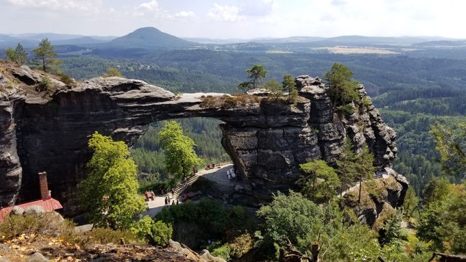 Pravčická brána, největší přirozená skalní brána v Evropě, je podle ředitele Národního parku České Švýcarsko Pavla Bendy ohrožena ničivým požárem, který park zachvátil.