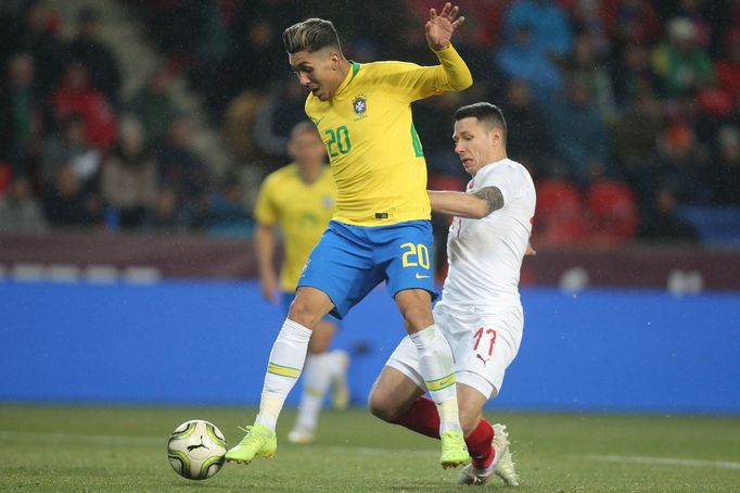 Marek Suchý a Roberto Firmino v přátelském zápase Česko - Brazílie.