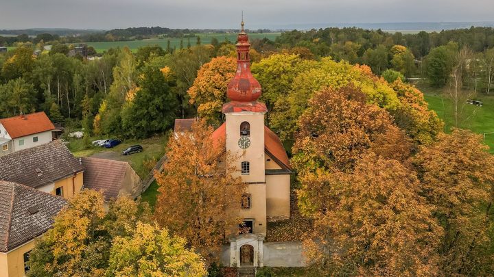 Bývalý kostel u Chebu je na prodej za tři miliony korun. Má zpovědnici i vlastní zvon; Zdroj foto: Aktuálně.cz/WePerspective