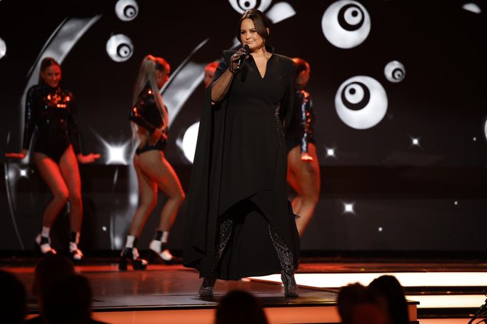 Poctu Yvonně Přenosilové zazpívala Jitka Čvančarová.