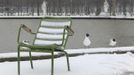 View of a snow-covered chair at the Tuileries garden in Paris March 12, 2013 as winter weather with snow and freezing temperatures returns to northern France. REUTERS/Gonzalo Fuentes (FRANCE - Tags: ENVIRONMENT TRANSPORT) Published: Bře. 12, 2013, 2:29 odp.