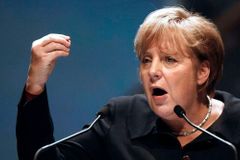 Nemůžeme jen planě slibovat, řekla Merkelová v Davosu