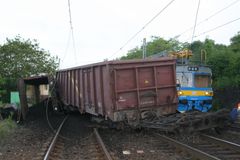 Srážka dvou nákladních vlaků zastavila provoz na trati u Nymburku. Nehoda se obešla bez zranění