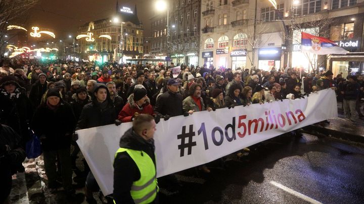 Tisíce lidí v Bělehradu opět demonstrovaly proti prezidentovi Vučičovi