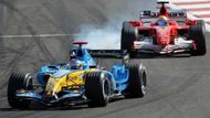 Fernando Alonso (Renault) a Felipe Massa (Ferrari) bojují na konci cílové rovinky v Bahrajnu.