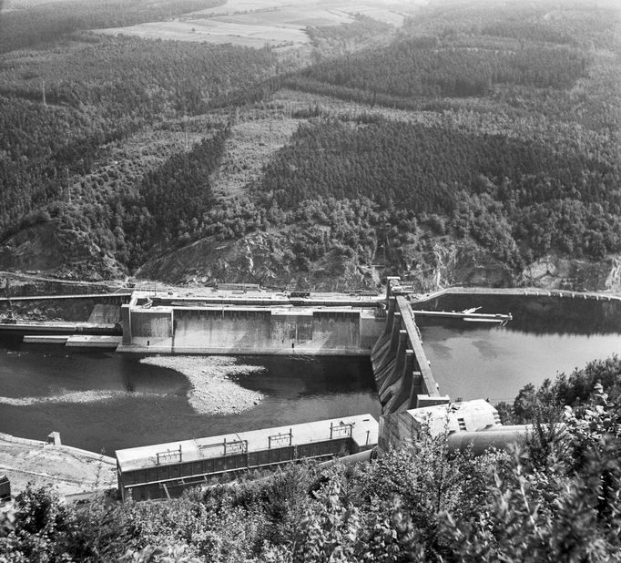 Pohled na přehradu na Vltavě ve Štěchovicích v roce 1947.