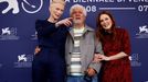 Tilda Swinton, režisér Pedro Almodóvar a Julianne Moore na benátském festivalu.