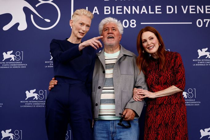 Tilda Swinton, režisér Pedro Almodóvar a Julianne Moore na benátském festivalu.