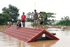 V Laosu se protrhla rozestavěná přehrada, záchranáři pátrají po stovkách lidí