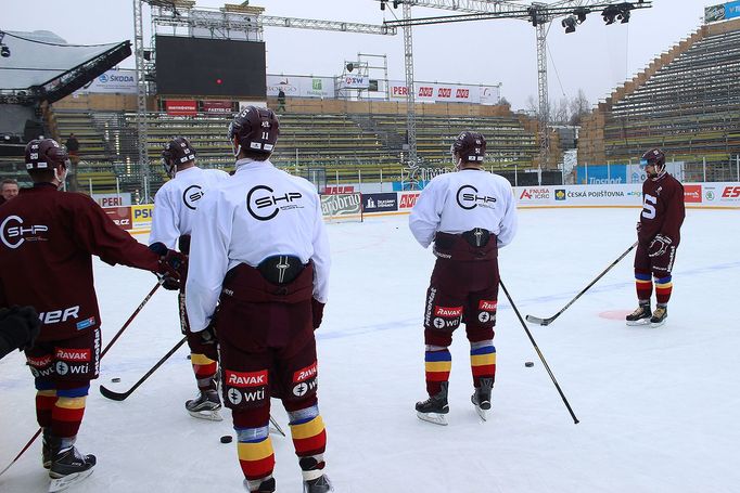 Pražská Sparta vyzkoušela dopoledne před zápasem s Kometou led na improvizovaném stadionu za Lužánkami.