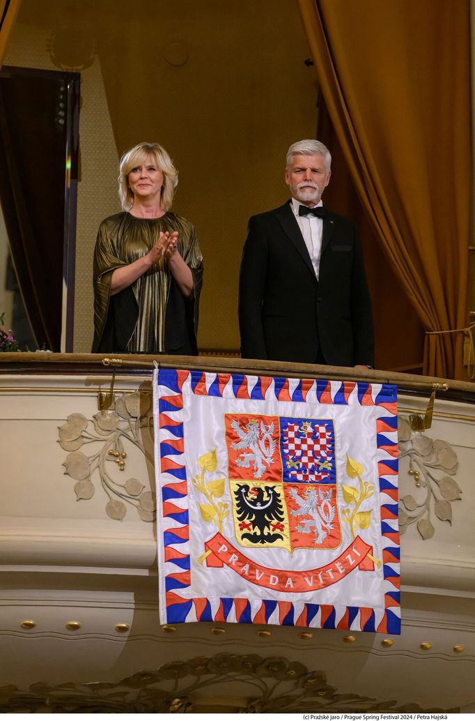 Prezident Petr Pavel s první dámou Evou Pavlovou na zahajovacím koncertu Pražského jara.