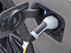 Baterie plug-in hybridní řady 3 má 12 kWh a dobíjet ji lze maximálně výkonem 3,7 kW. Doplna to trvá 2,4 hodiny.