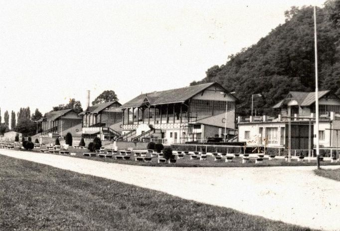 Trojice původních tribun a (vpravo) vážnice. Konalo se před nimi prvních 65 ročníků Čs. derby, byly zbourány v roce 1985. Snímek z 80. lét.