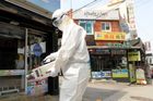 Zvrat naděje v Jižní Koreji. Muž chodil po barech a šířil virus, přibývá nakažených