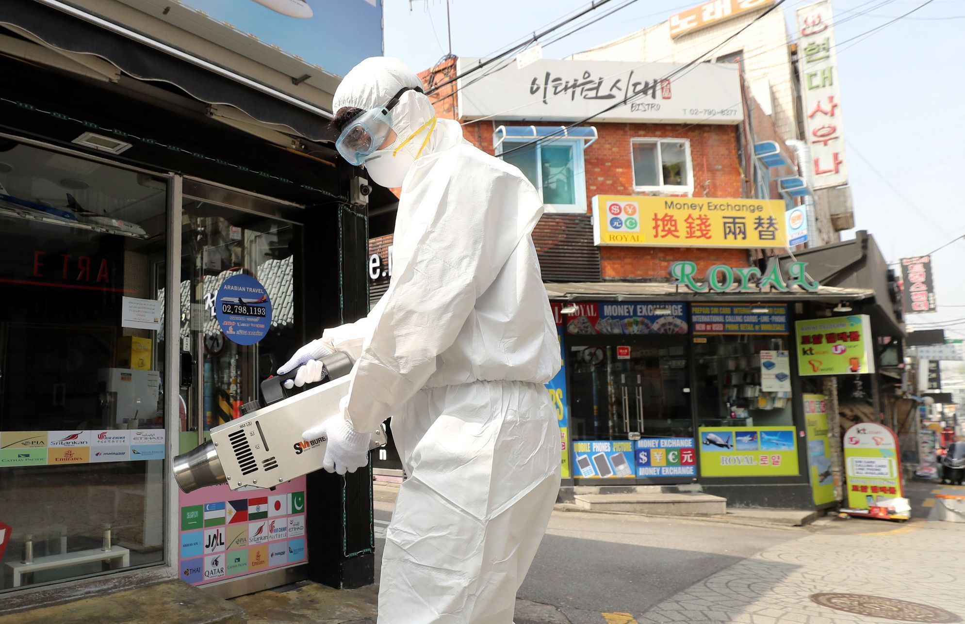 Dezinfekzce obchodů a restaurací v soulské čtvrti Itaewon, kde se o víkendu znovu rozšířil koronavirus.