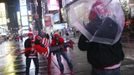 French tourists pose for a photo in the mostly deserted Times Square ahead of Hurricane Sandy in New York October 29, 2012. Hurricane Sandy is shaping up to be one of the biggest storms ever to hit the United States but even with the severe damage that is expected, the blow to the economy is seen as short-term. REUTERS/Carlo Allegri (UNITED STATES - Tags: SOCIETY ENVIRONMENT DISASTER TRAVEL TPX IMAGES OF THE DAY) Published: Říj. 30, 2012, 1:37 dop.