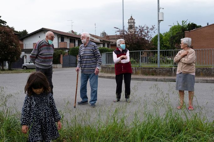 Fotograf během pandemie zachytil poslední boj svého dědečka s demencí.