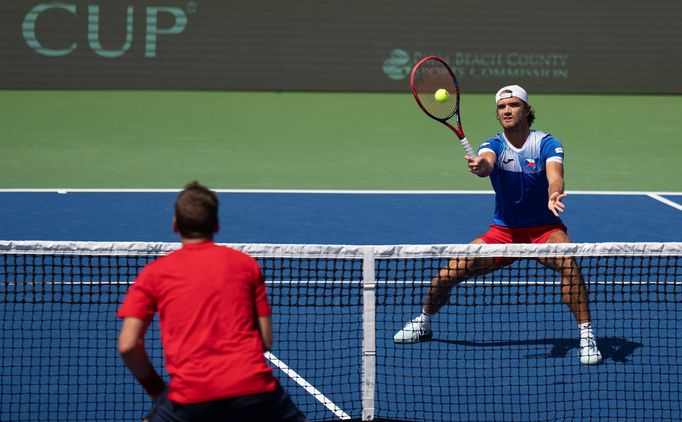 Tomáš Macháč v utkání proti Ramovi a Krajickovi