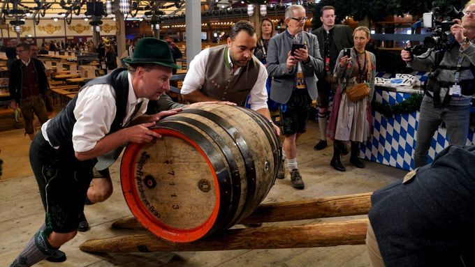 První sud k naražení. V Mnichově začal 189. Oktoberfest, největší pivní festival na světě.