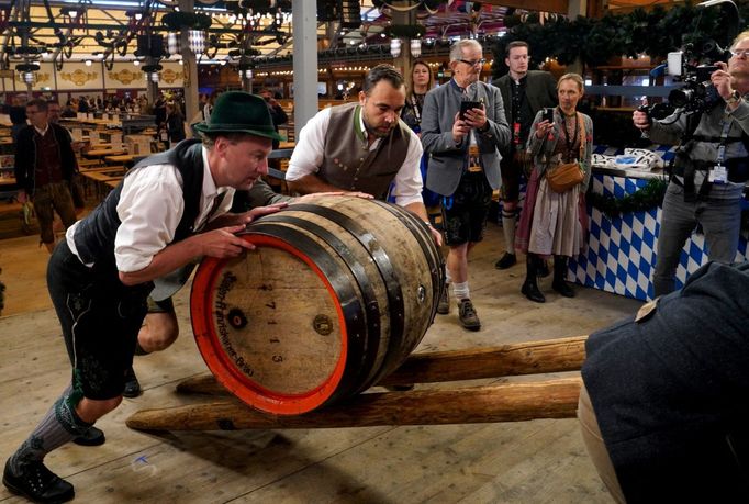 První sud k naražení. V Mnichově začal 189. Oktoberfest, největší pivní festival na světě.