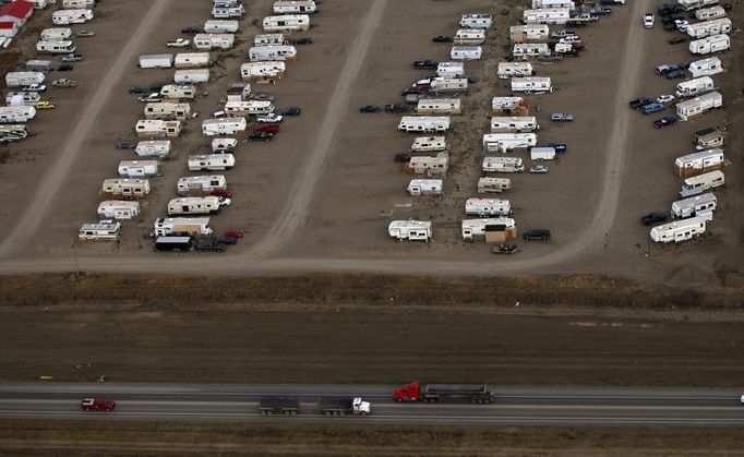 A trailer park for oil field workers is seen outside Williston, North Dakota, October 19, 2012. Thousands of people have flooded into North Dakota to work in state's oil drilling boom. Picture taken October 19, 2012. REUTERS/Jim Urquhart (UNITED STATES - Tags: ENERGY BUSINESS EMPLOYMENT REAL ESTATE) Published: Říj. 22, 2012, 1:42 odp.