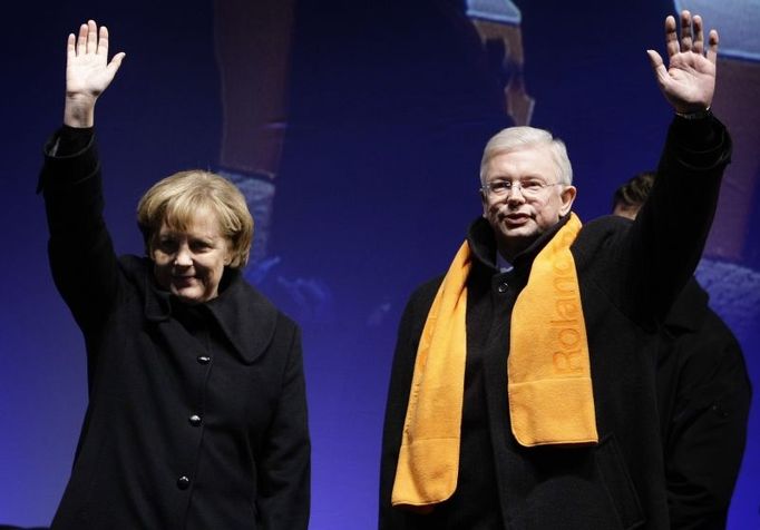 Hesse's state Prime Minister Roland Koch and German chancellor Angela Merkel wave to supporters during an election campaign rally in Frankfurt, January 24, 2008. Koch will start for a third period as his conservative Christian Democratic Union (CDU) top candidate for the upcoming state elections in Hesse, January 27. REUTERS/Kai Pfaffenbach (GERMANY)