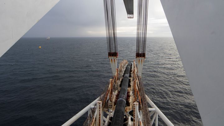 Foto: Trubky na mořské dno pokládají roboti. Jak se staví obří plynovod Nord Stream 2