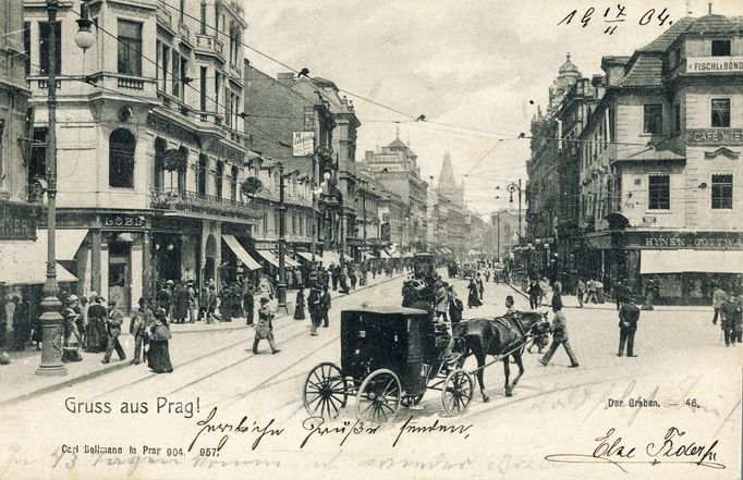 Dobové snímky z historie tuzemské taxislužby.