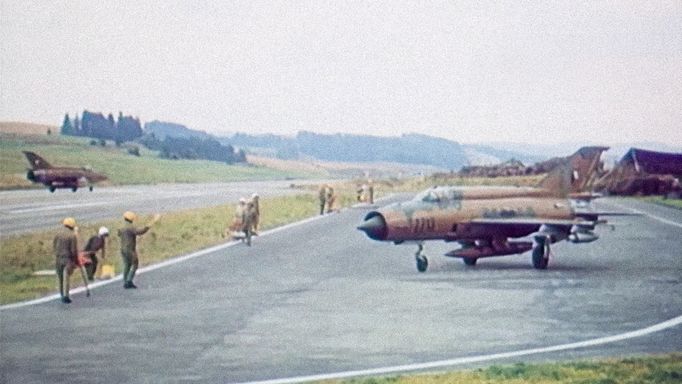 Fotoreprodukce z dokumentárního filmu „Dálnice“, který natočil Československý armádní film na podzim roku 1980 během vojenského cvičení na dálnici D1 mezi Prahou a Brnem.