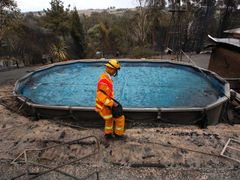 Hasiči prohledávají trosky domů zničené ohněm u města Wandong, 55 km severně od Melbourne. Většinou nacházají ohořelá těla, celkový počet obětí se tak může zvýšit.