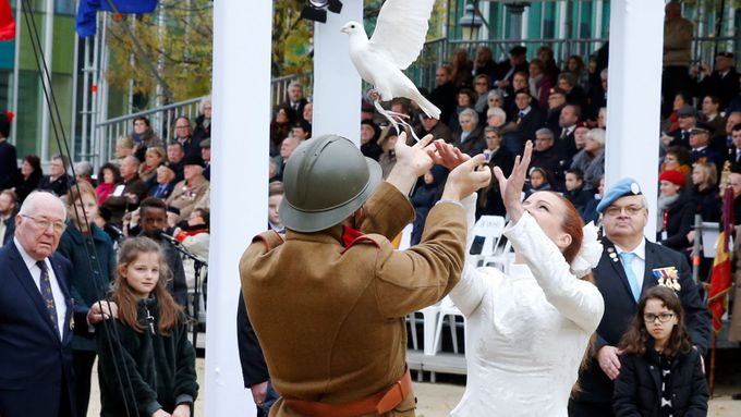 V Bruselu během oslav vypustili holubici, symbol míru.