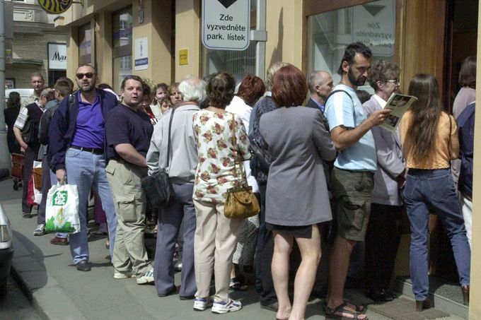 Před 20 lety otřásla bankovním sektorem v Česku nucená správa Investiční a Poštovní banka (IPB). 12. června 2000 proběhl první "run na banku", tedy masivní výběr vkladů.