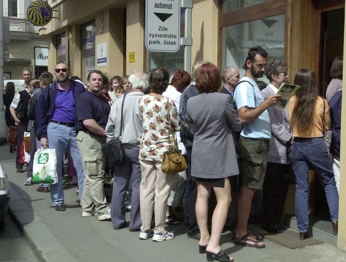 Před 20 lety otřásla bankovním sektorem v Česku nucená správa Investiční a Poštovní banka (IPB). 12. června 2000 proběhl první "run na banku", tedy masivní výběr vkladů.